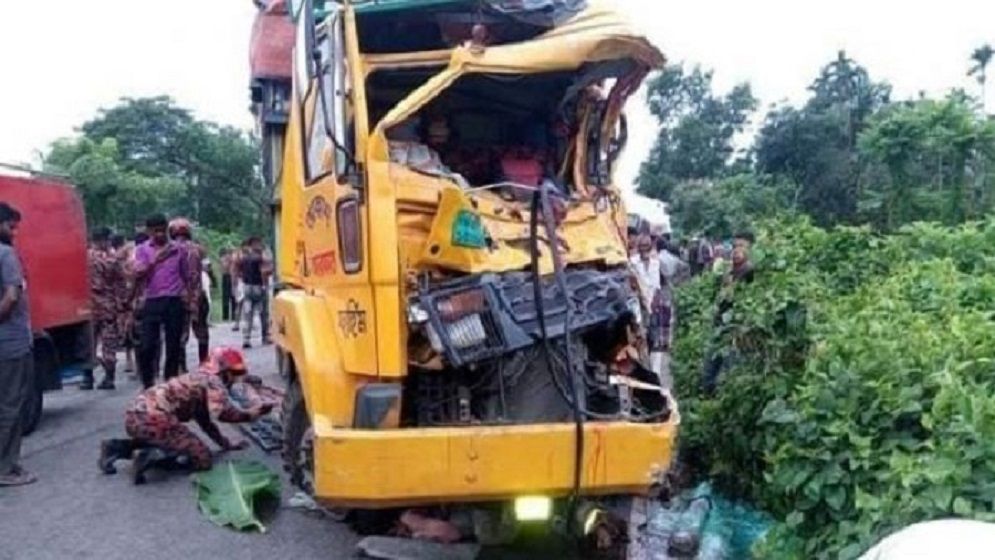 সিলেটে ট্রাক-পিকআপ সংঘর্ষে নারীসহ ৮ শ্রমিক নিহত