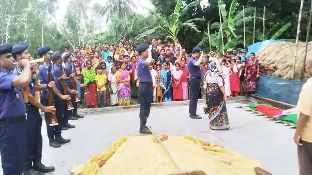‘গার্ড অব অনারে’ একাত্তরের বীরাঙ্গনা টেপরী রাণীর শেষ বিদায়