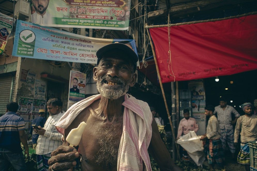 বাদামতলী: ঢাকার সবচেয়ে বড় ফলের পাইকারি বাজার