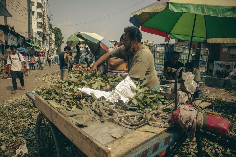 বাদামতলী: ঢাকার সবচেয়ে বড় ফলের পাইকারি বাজার