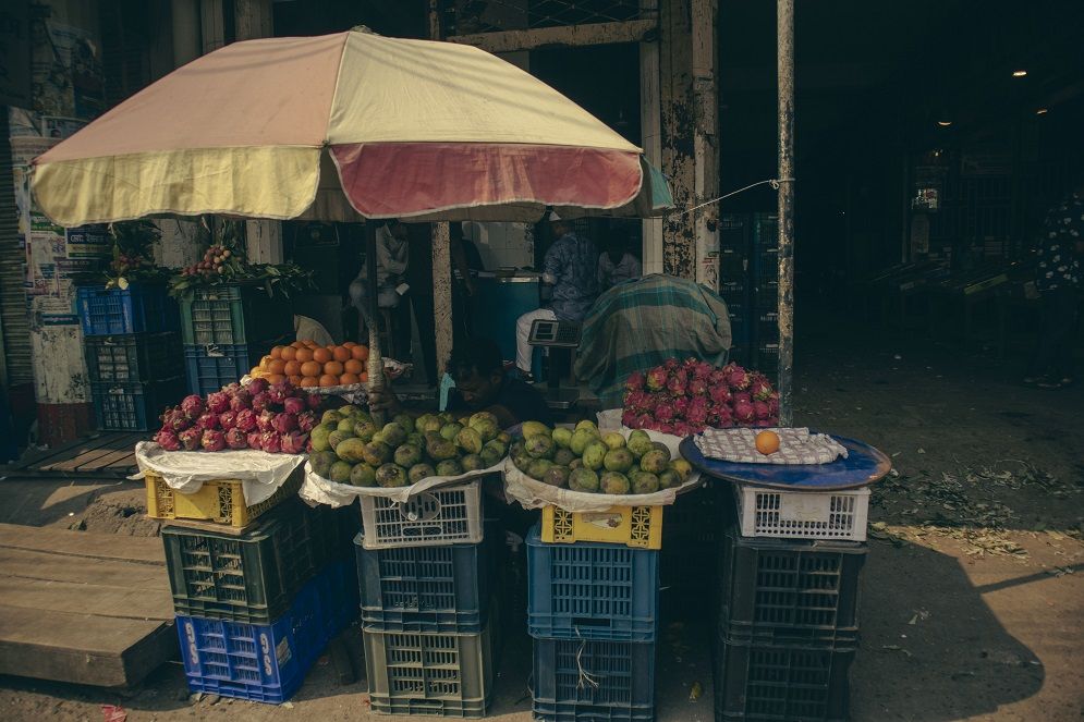 বাদামতলী: ঢাকার সবচেয়ে বড় ফলের পাইকারি বাজার