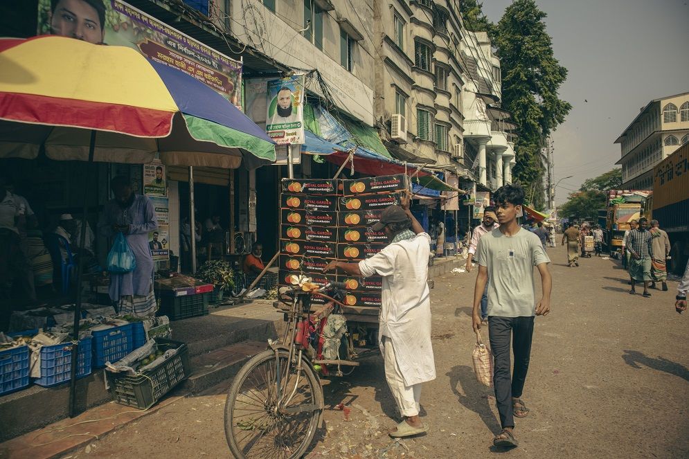 বাদামতলী: ঢাকার সবচেয়ে বড় ফলের পাইকারি বাজার