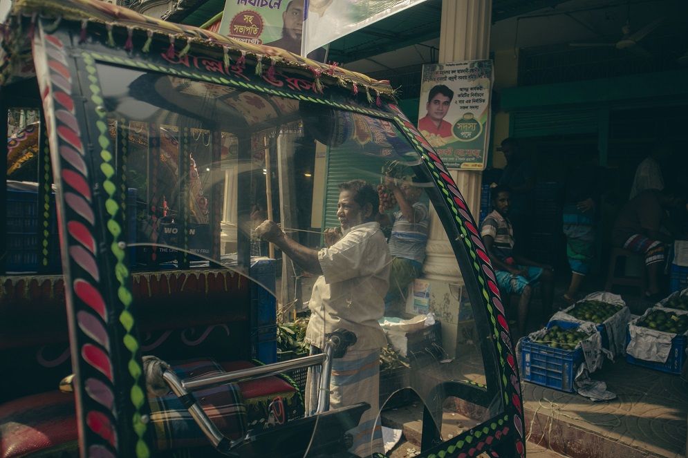 বাদামতলী: ঢাকার সবচেয়ে বড় ফলের পাইকারি বাজার