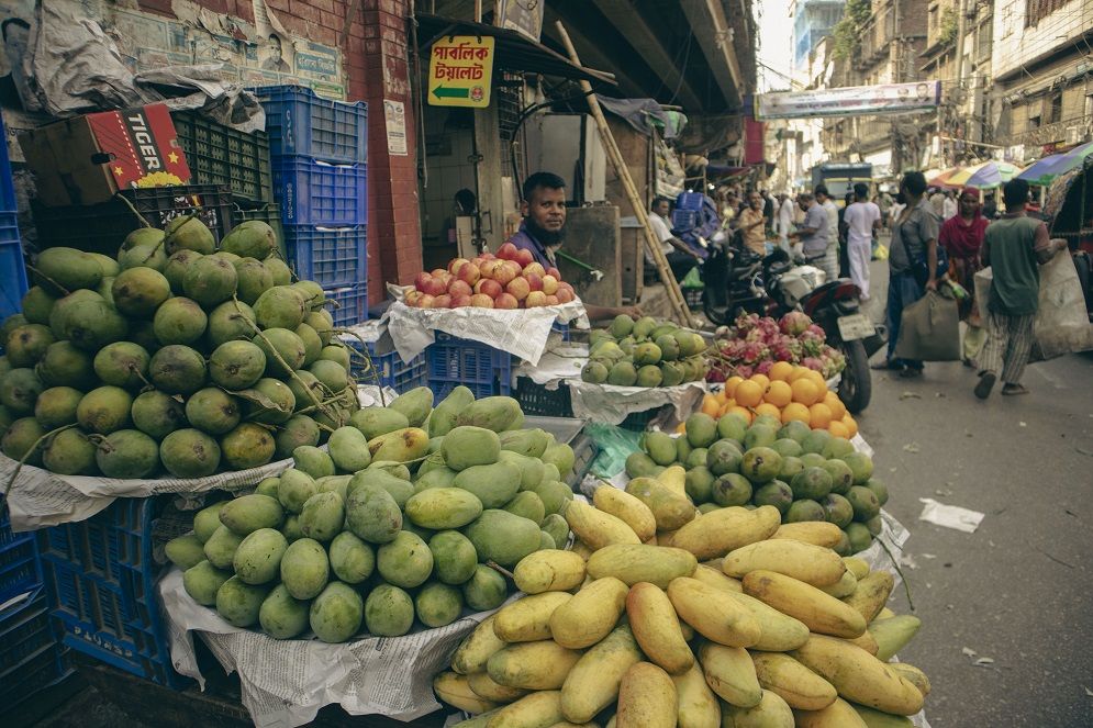 বাদামতলী: ঢাকার সবচেয়ে বড় ফলের পাইকারি বাজার
