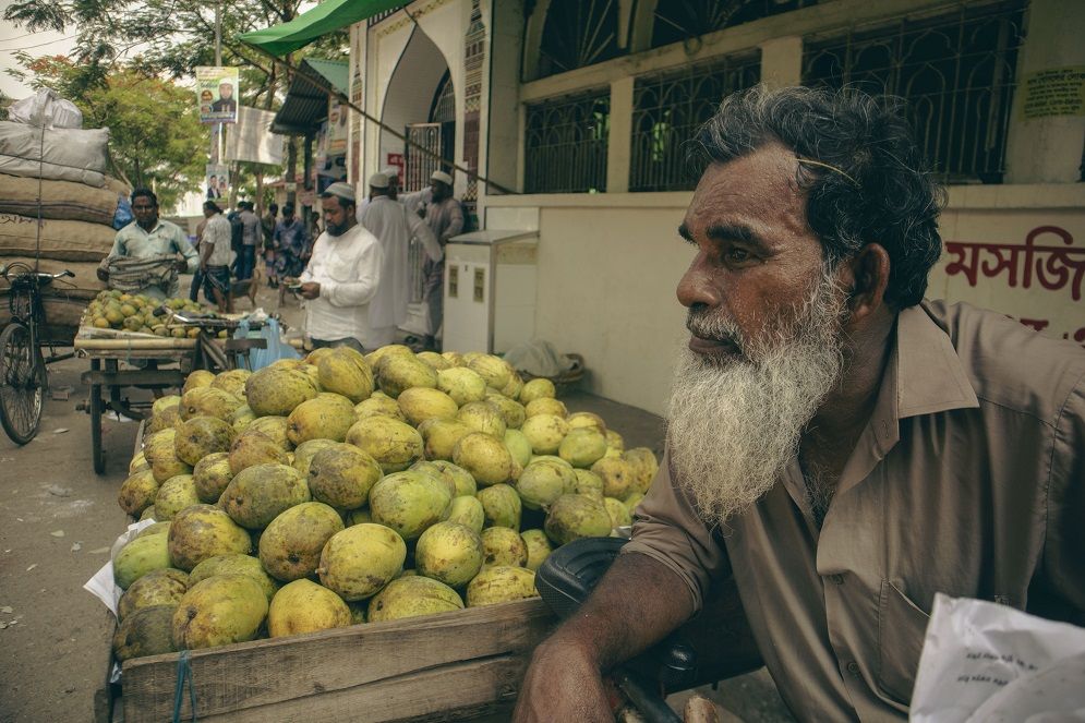 বাদামতলী: ঢাকার সবচেয়ে বড় ফলের পাইকারি বাজার