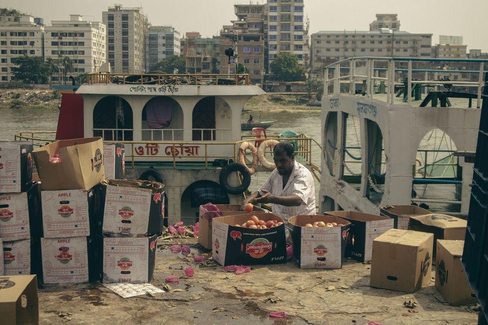 বাদামতলী: ঢাকার সবচেয়ে বড় ফলের পাইকারি বাজার