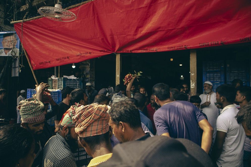 বাদামতলী: ঢাকার সবচেয়ে বড় ফলের পাইকারি বাজার