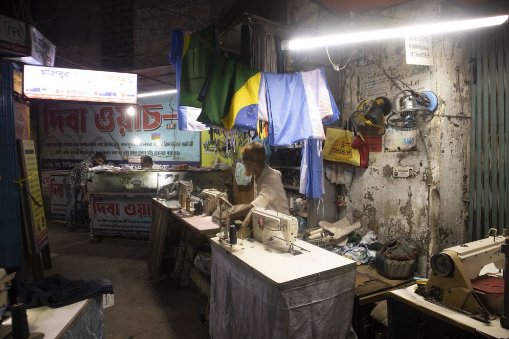 বিশ্বকাপ ফুটবলে মেতেছে বাংলাদেশ
