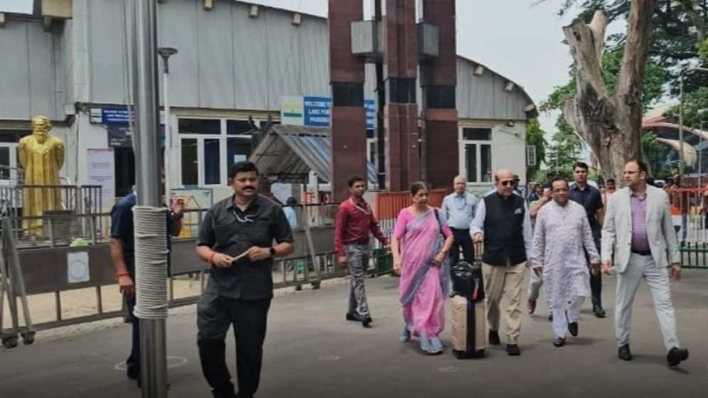 অঙ্কের খাতায় ভালোবাসা, রাজনীতির খাতায় কাঁপুনি