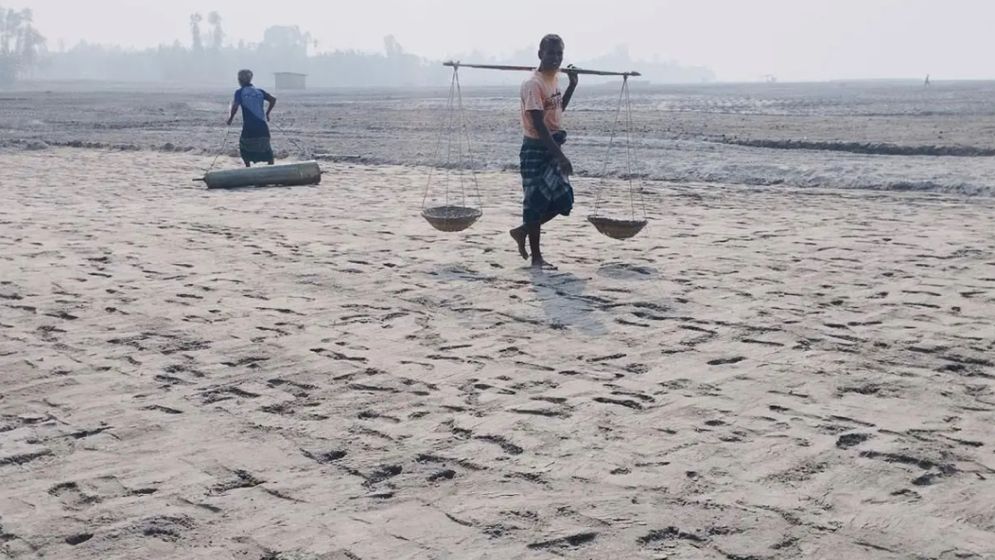 মরুকরণের পদধ্বনি শুনি