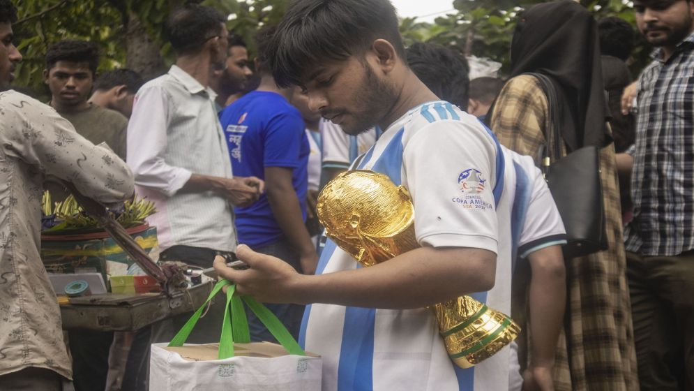 আর্জেন্টিনা আর মেসি উন্মাদনা টিএসসি চত্বরে