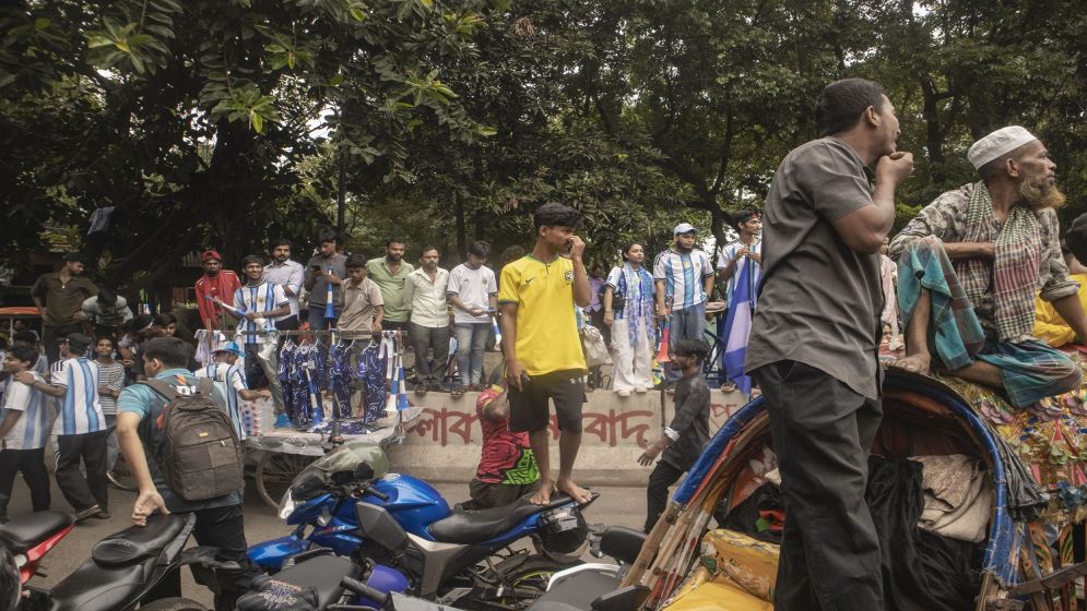 আর্জেন্টিনা আর মেসি উন্মাদনা টিএসসি চত্বরে