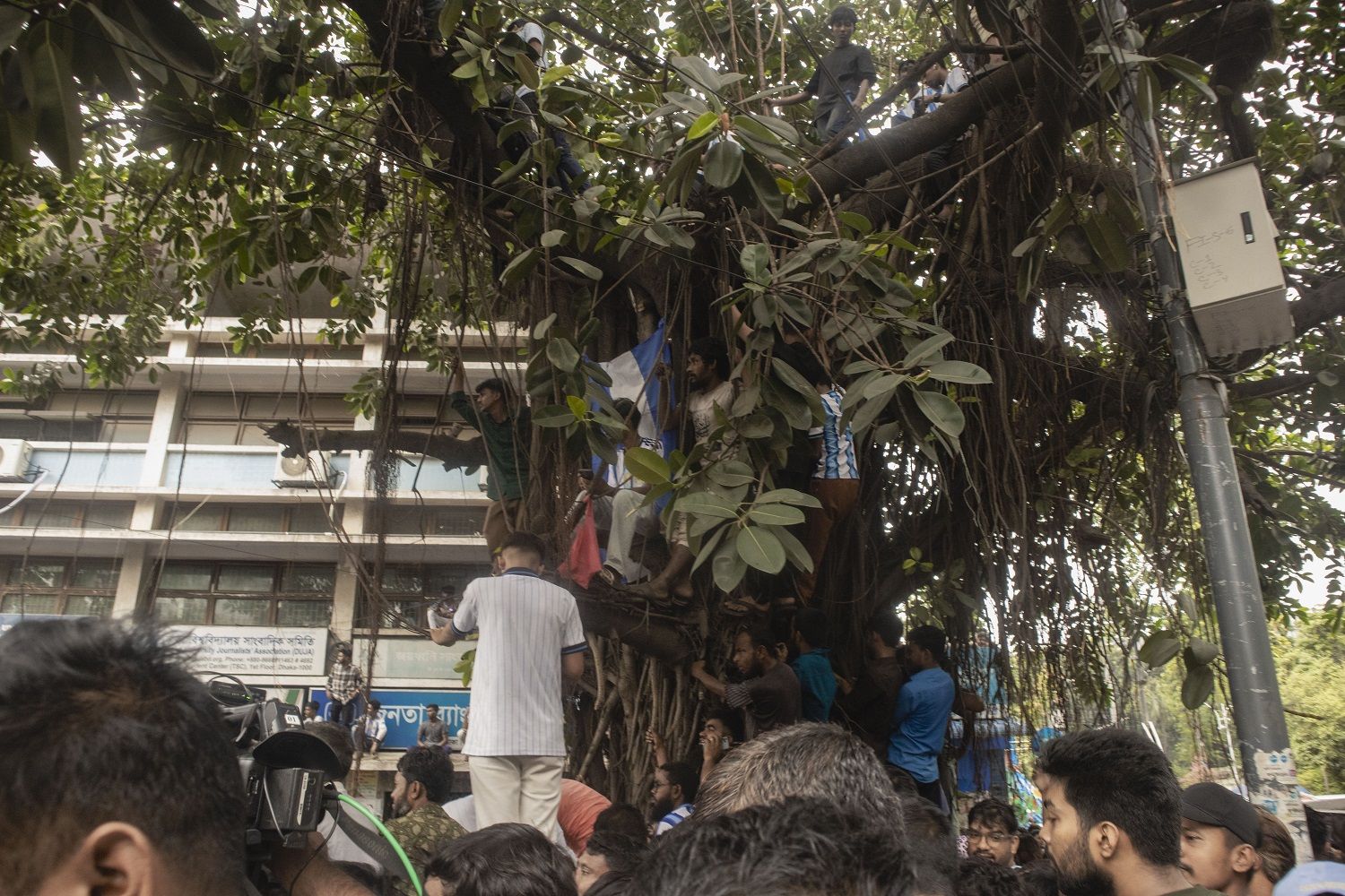 আর্জেন্টিনা আর মেসি উন্মাদনা টিএসসি চত্বরে