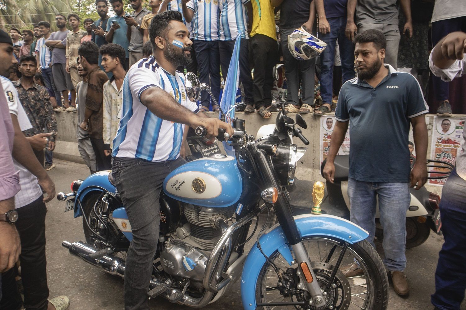 আর্জেন্টিনা আর মেসি উন্মাদনা টিএসসি চত্বরে