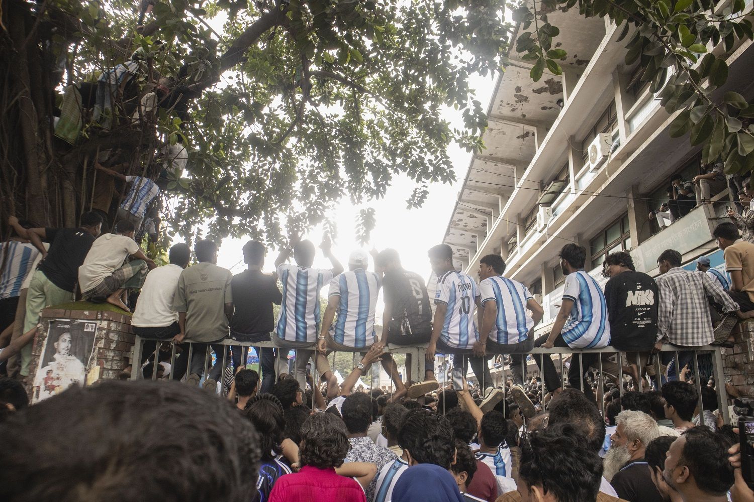 আর্জেন্টিনা আর মেসি উন্মাদনা টিএসসি চত্বরে