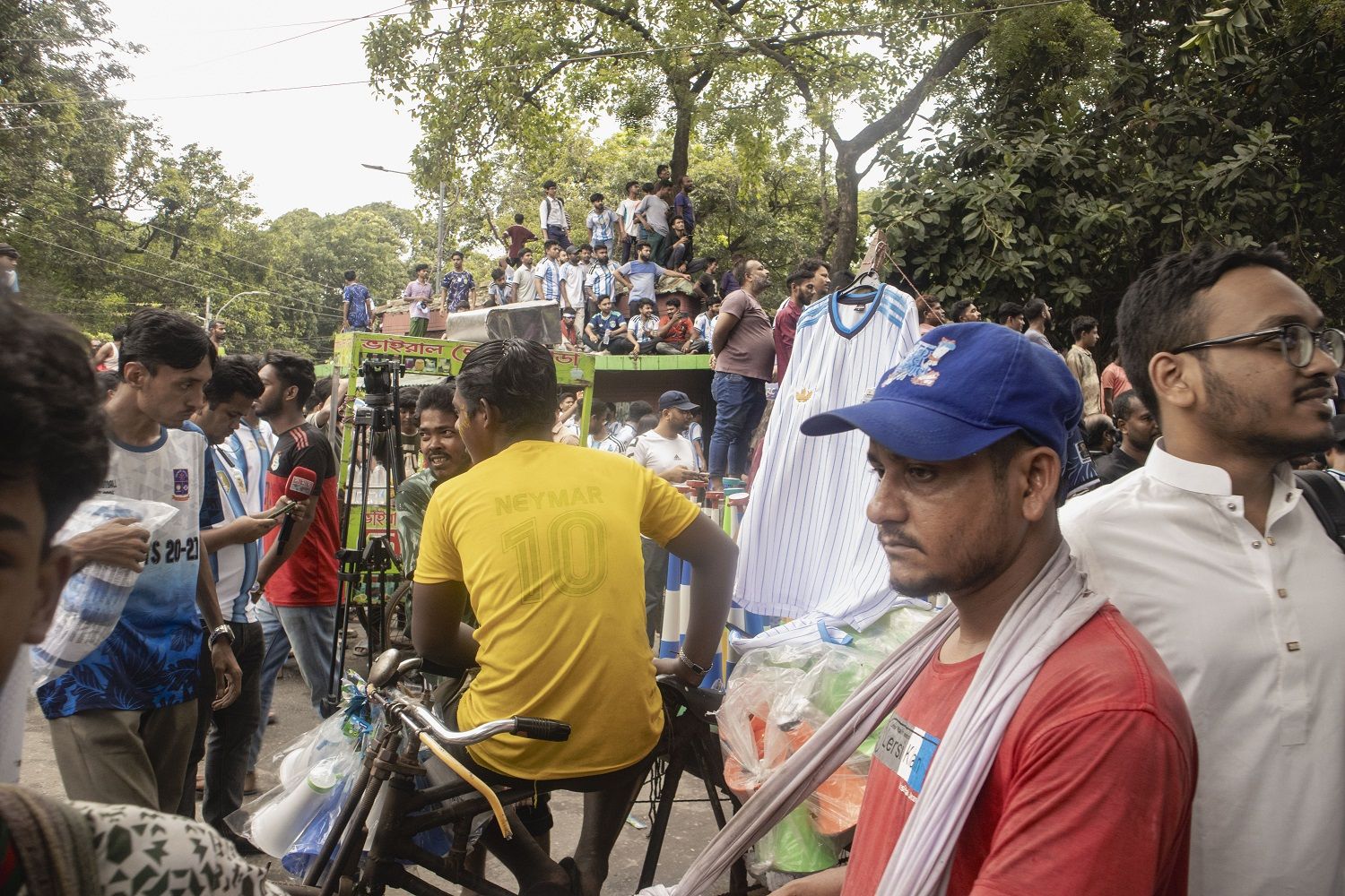 আর্জেন্টিনা আর মেসি উন্মাদনা টিএসসি চত্বরে