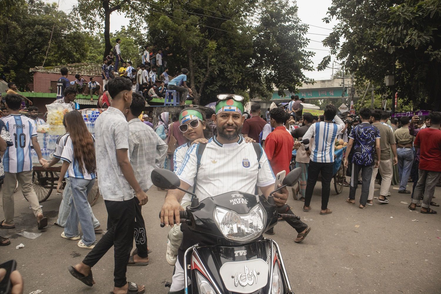 আর্জেন্টিনা আর মেসি উন্মাদনা টিএসসি চত্বরে