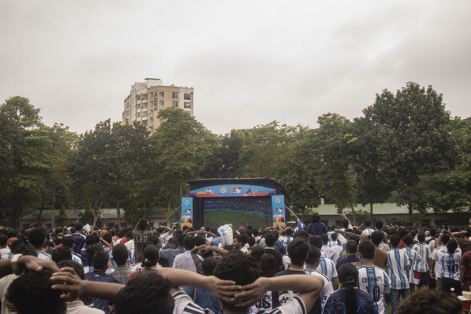 আর্জেন্টিনা আর মেসি উন্মাদনা টিএসসি চত্বরে