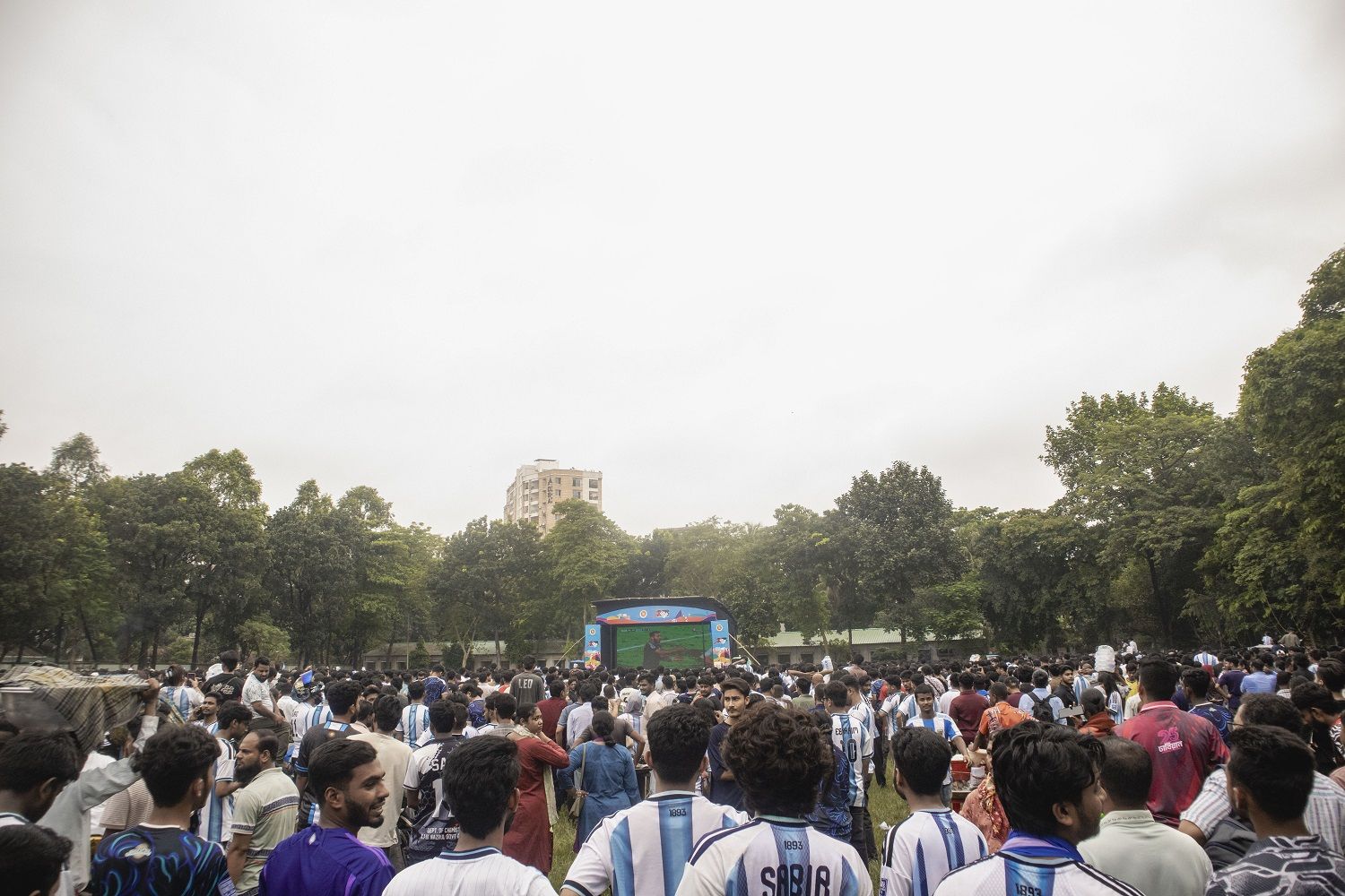 আর্জেন্টিনা আর মেসি উন্মাদনা টিএসসি চত্বরে