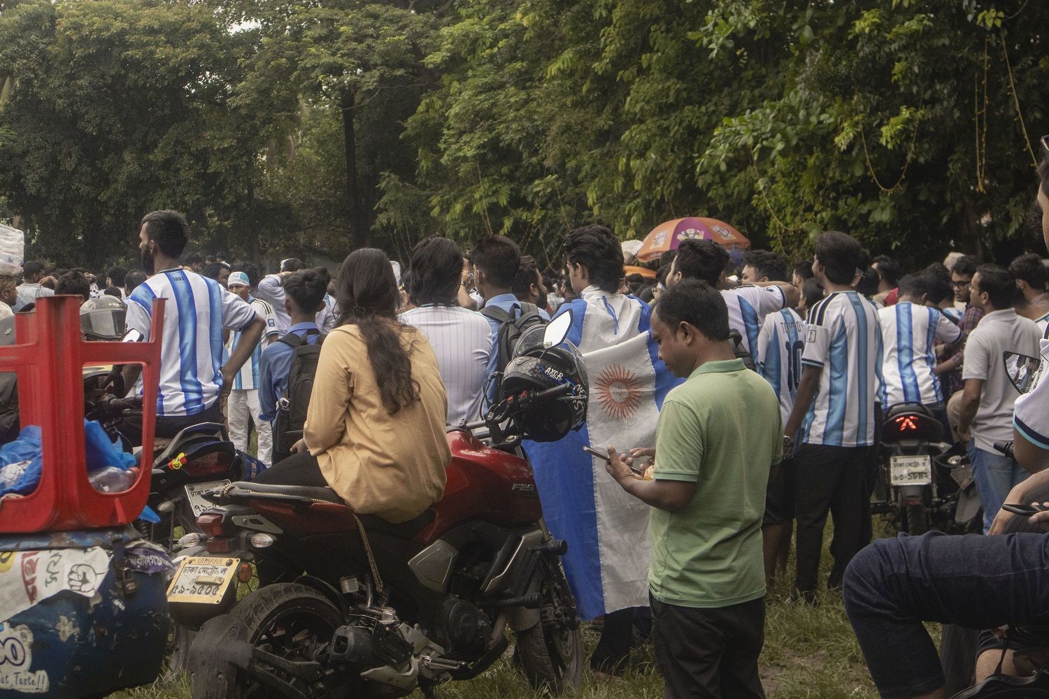 আর্জেন্টিনা আর মেসি উন্মাদনা টিএসসি চত্বরে