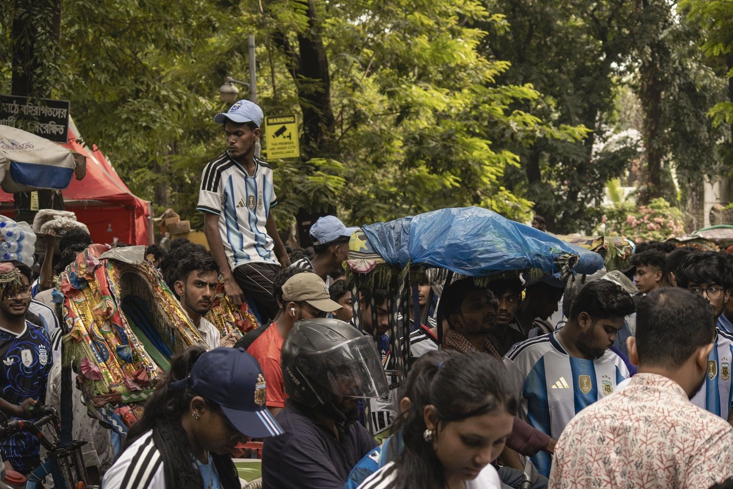 আর্জেন্টিনা আর মেসি উন্মাদনা টিএসসি চত্বরে