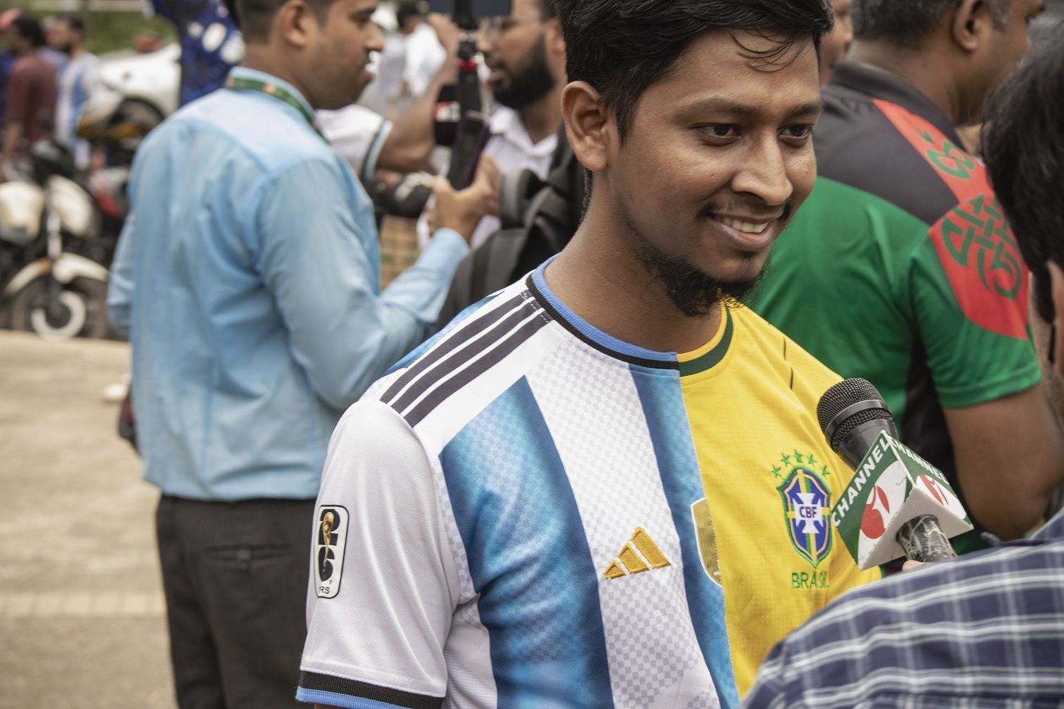আর্জেন্টিনা আর মেসি উন্মাদনা টিএসসি চত্বরে