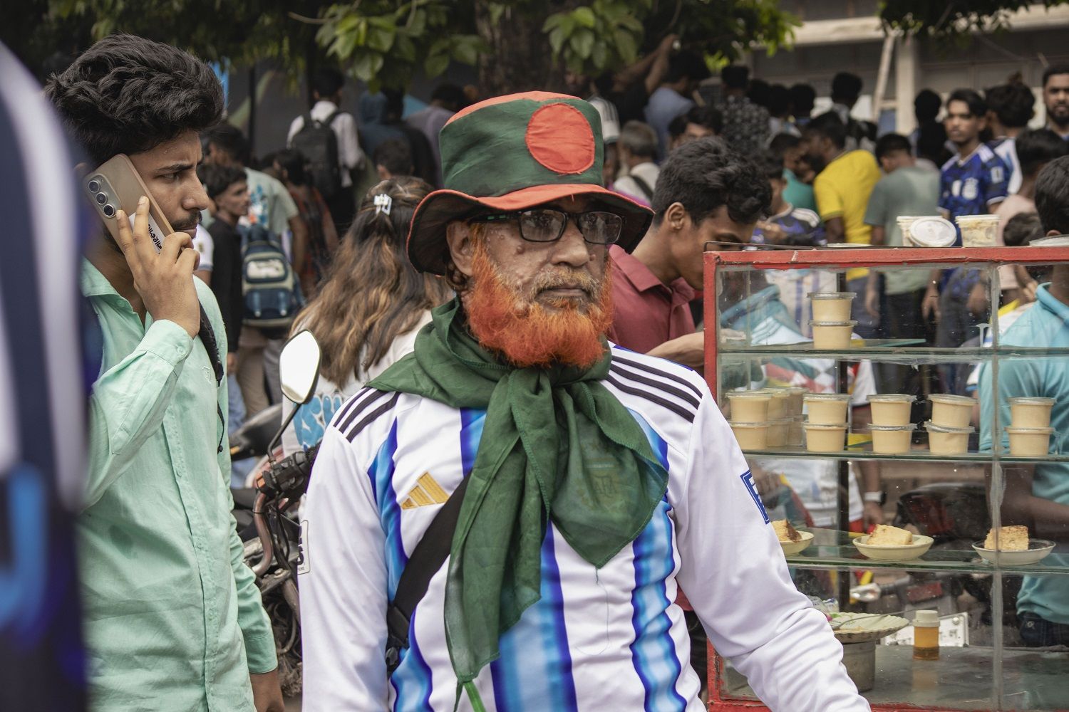 আর্জেন্টিনা আর মেসি উন্মাদনা টিএসসি চত্বরে