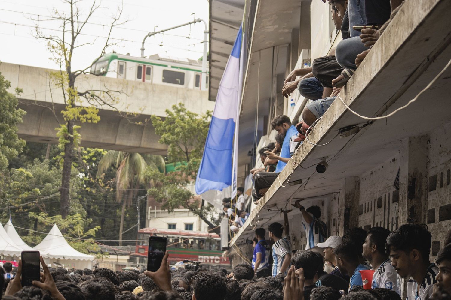 আর্জেন্টিনা আর মেসি উন্মাদনা টিএসসি চত্বরে