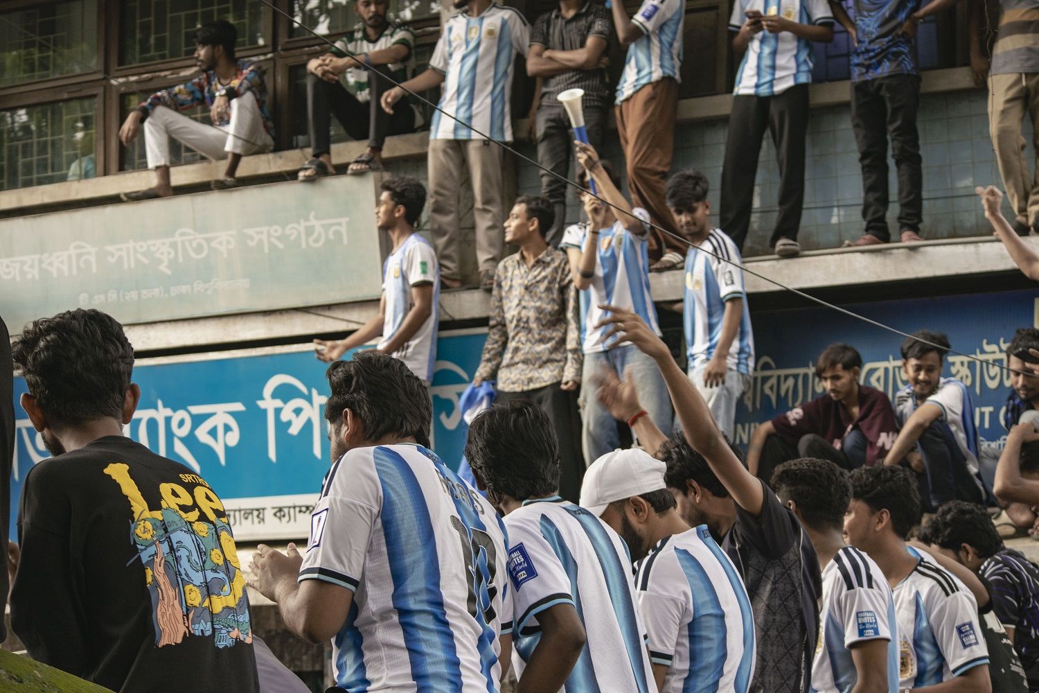 আর্জেন্টিনা আর মেসি উন্মাদনা টিএসসি চত্বরে