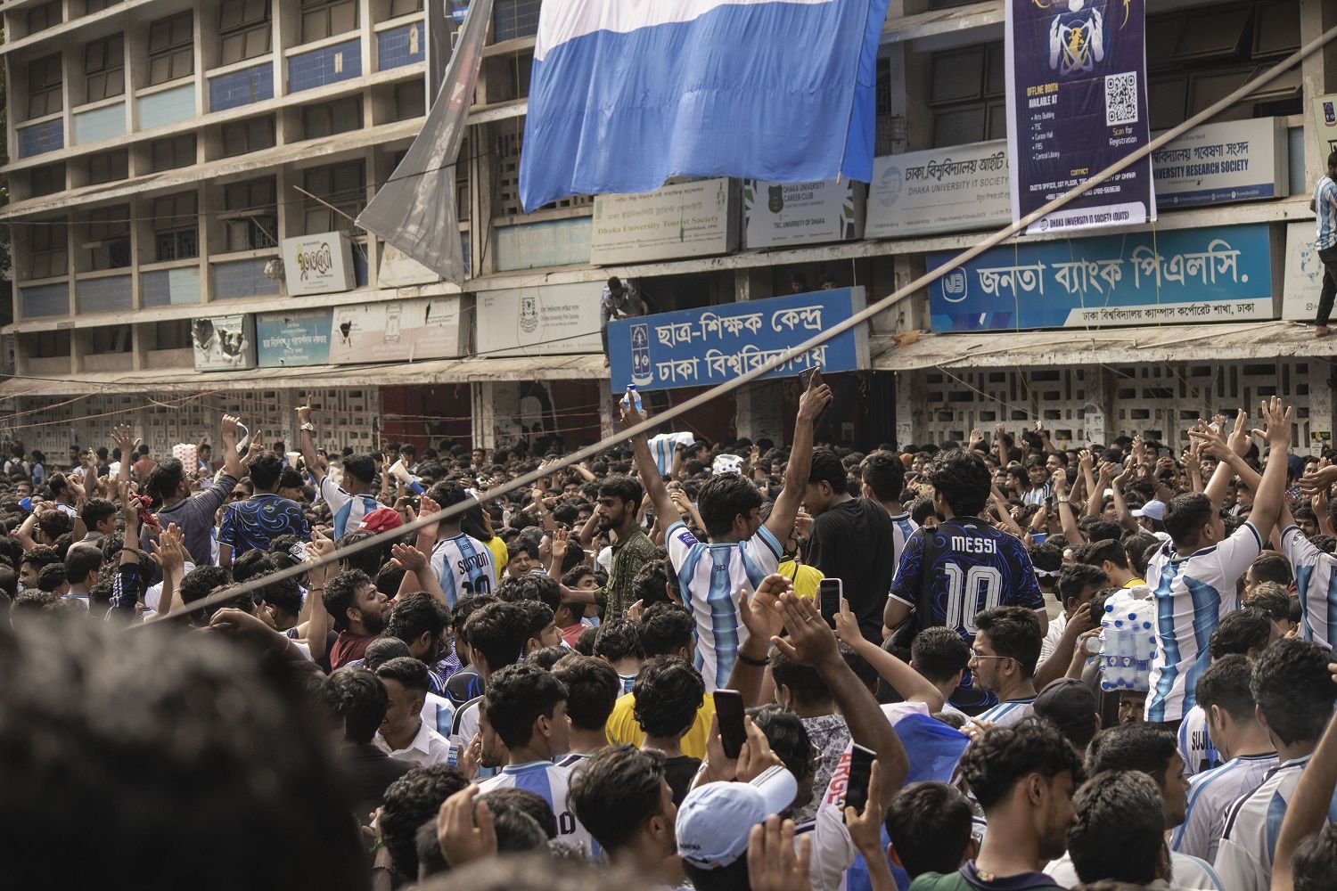 আর্জেন্টিনা আর মেসি উন্মাদনা টিএসসি চত্বরে