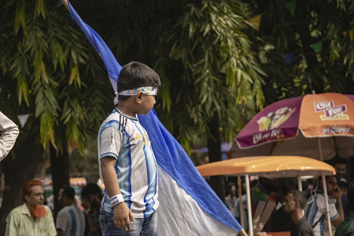 আর্জেন্টিনা আর মেসি উন্মাদনা টিএসসি চত্বরে