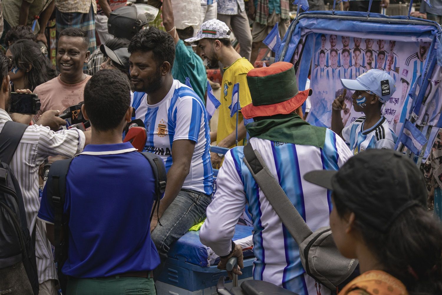 আর্জেন্টিনা আর মেসি উন্মাদনা টিএসসি চত্বরে