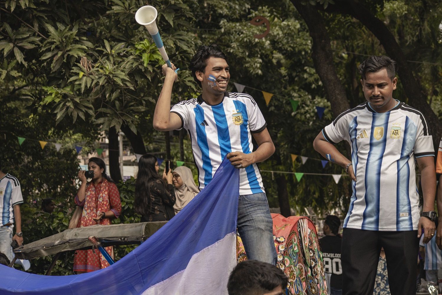 আর্জেন্টিনা আর মেসি উন্মাদনা টিএসসি চত্বরে