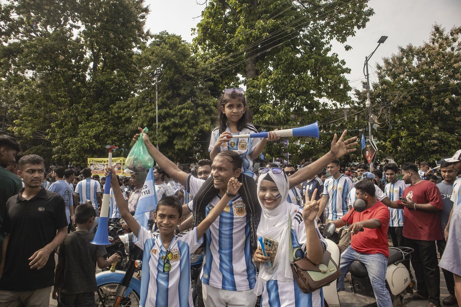 আর্জেন্টিনা আর মেসি উন্মাদনা টিএসসি চত্বরে