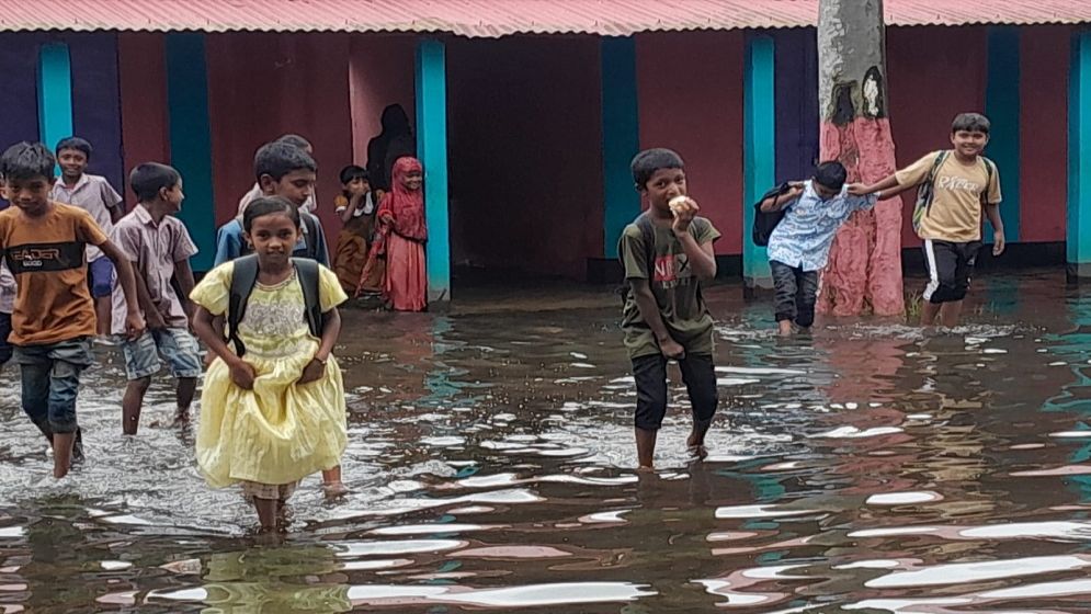 বৃষ্টি নামলেই থমকে যায় শিক্ষা
