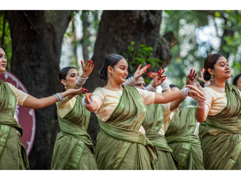 ঢাকা বিশ্ববিদ্যালয়ের চারুকলার বকুলতলায় বর্ষা উদযাপনে ‘ঘনঘটা-২’