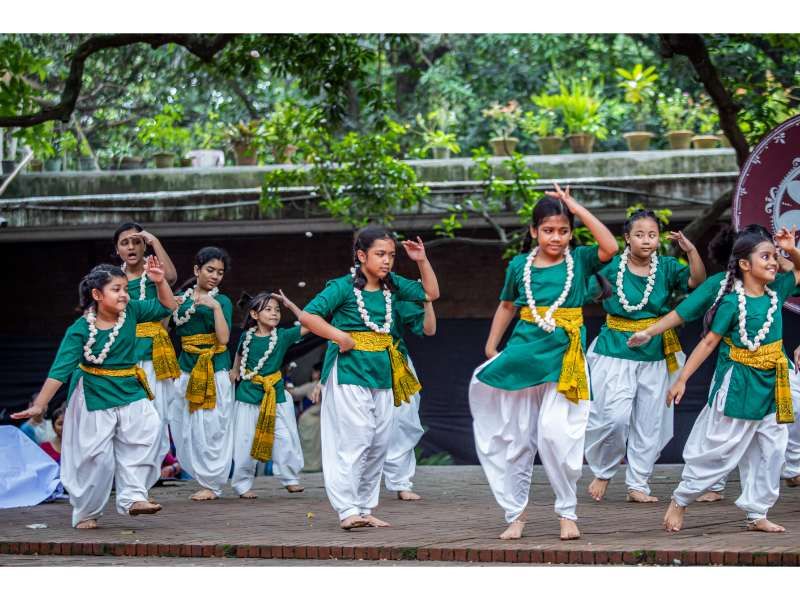 ঢাকা বিশ্ববিদ্যালয়ের চারুকলার বকুলতলায় বর্ষা উদযাপনে ‘ঘনঘটা-২’