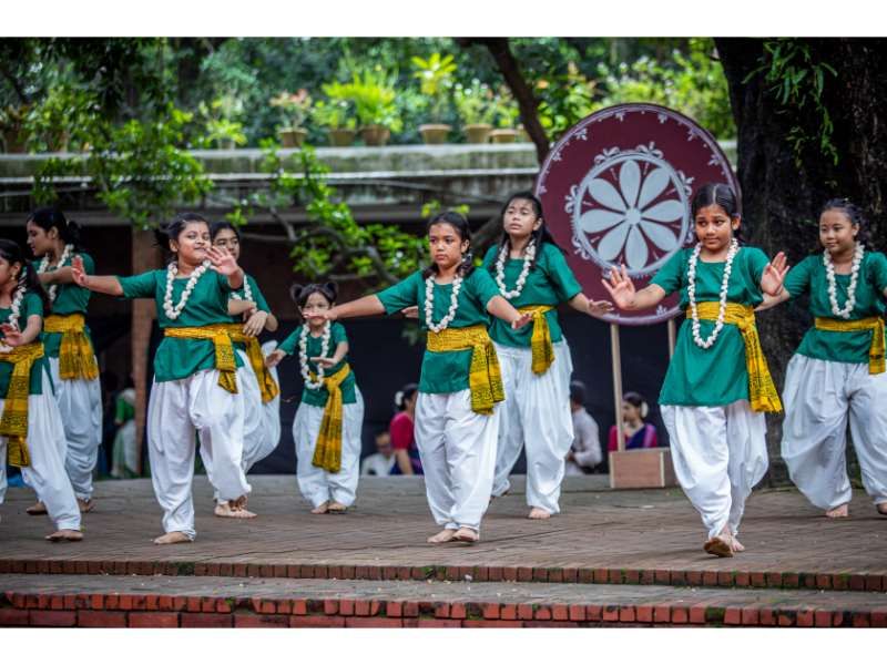 ঢাকা বিশ্ববিদ্যালয়ের চারুকলার বকুলতলায় বর্ষা উদযাপনে ‘ঘনঘটা-২’