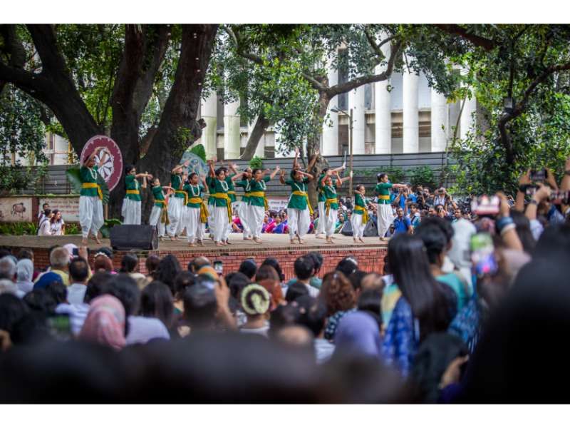 ঢাকা বিশ্ববিদ্যালয়ের চারুকলার বকুলতলায় বর্ষা উদযাপনে ‘ঘনঘটা-২’