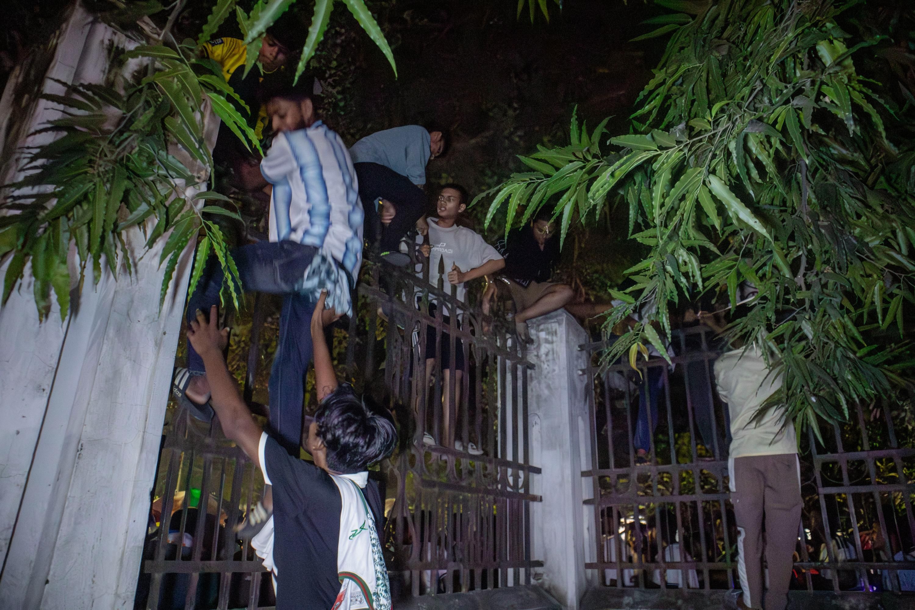 বিশ্বকাপ ফাইনালে ভাঙলো মিলনমেলা