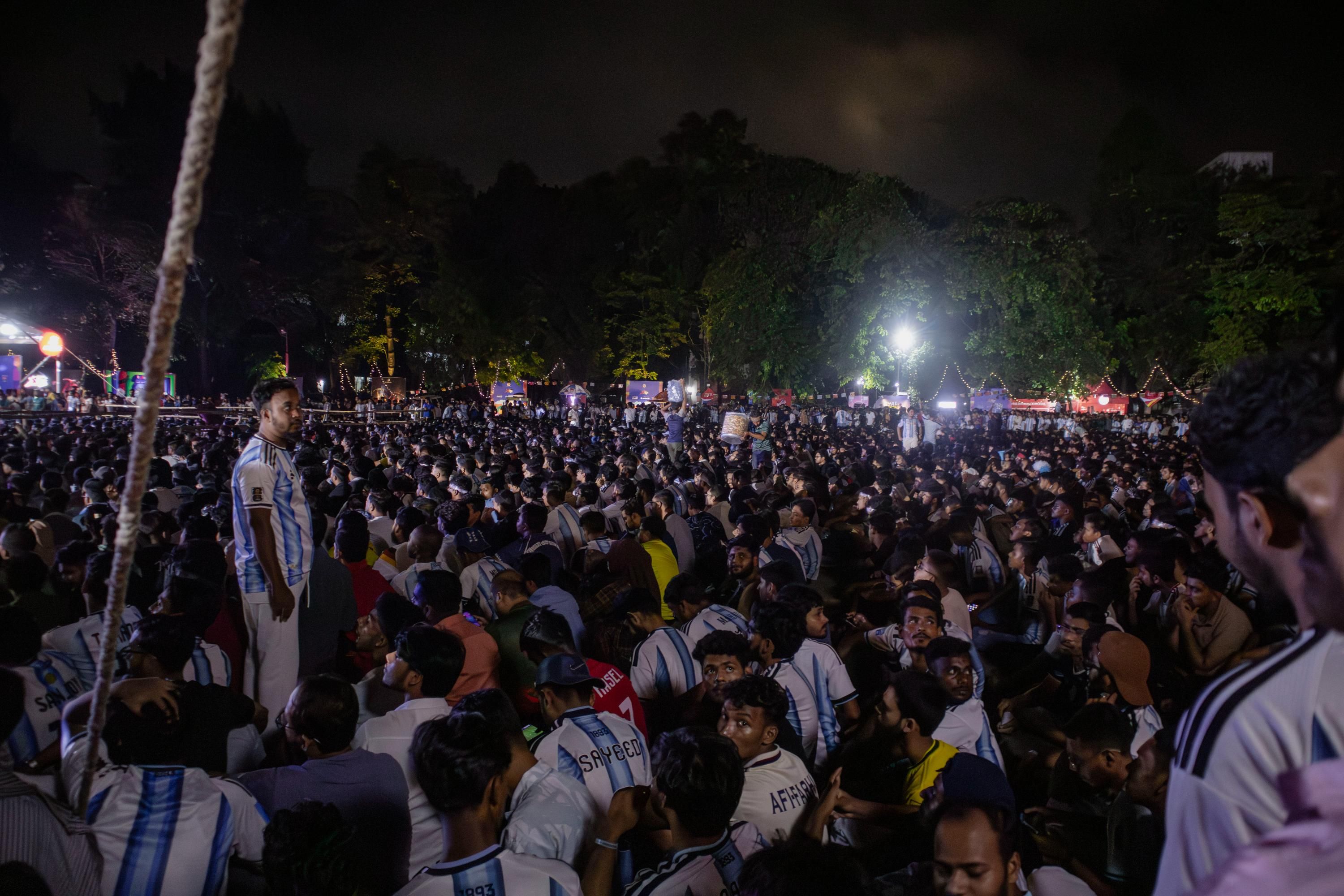 বিশ্বকাপ ফাইনালে ভাঙলো মিলনমেলা