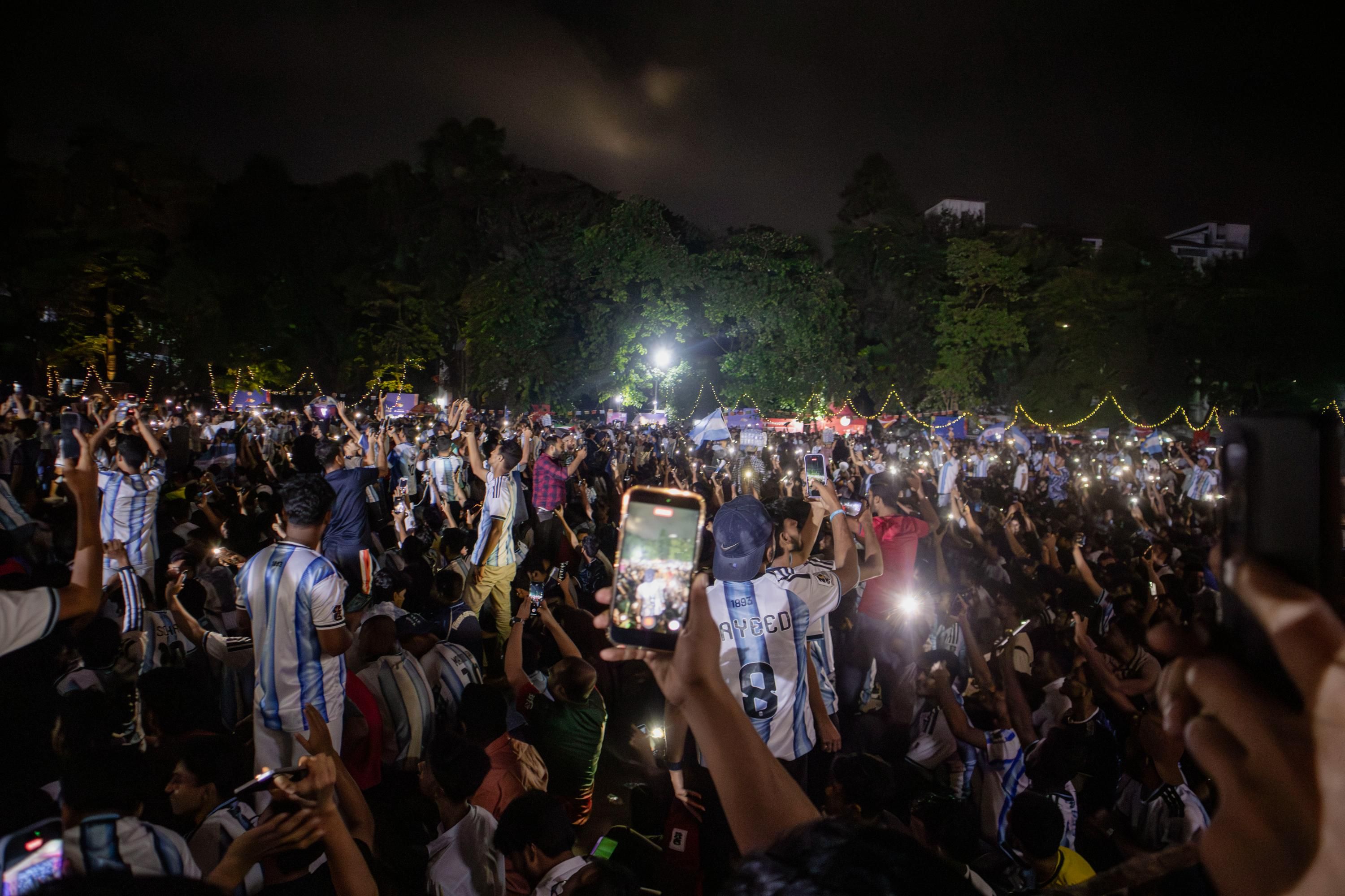 বিশ্বকাপ ফাইনালে ভাঙলো মিলনমেলা