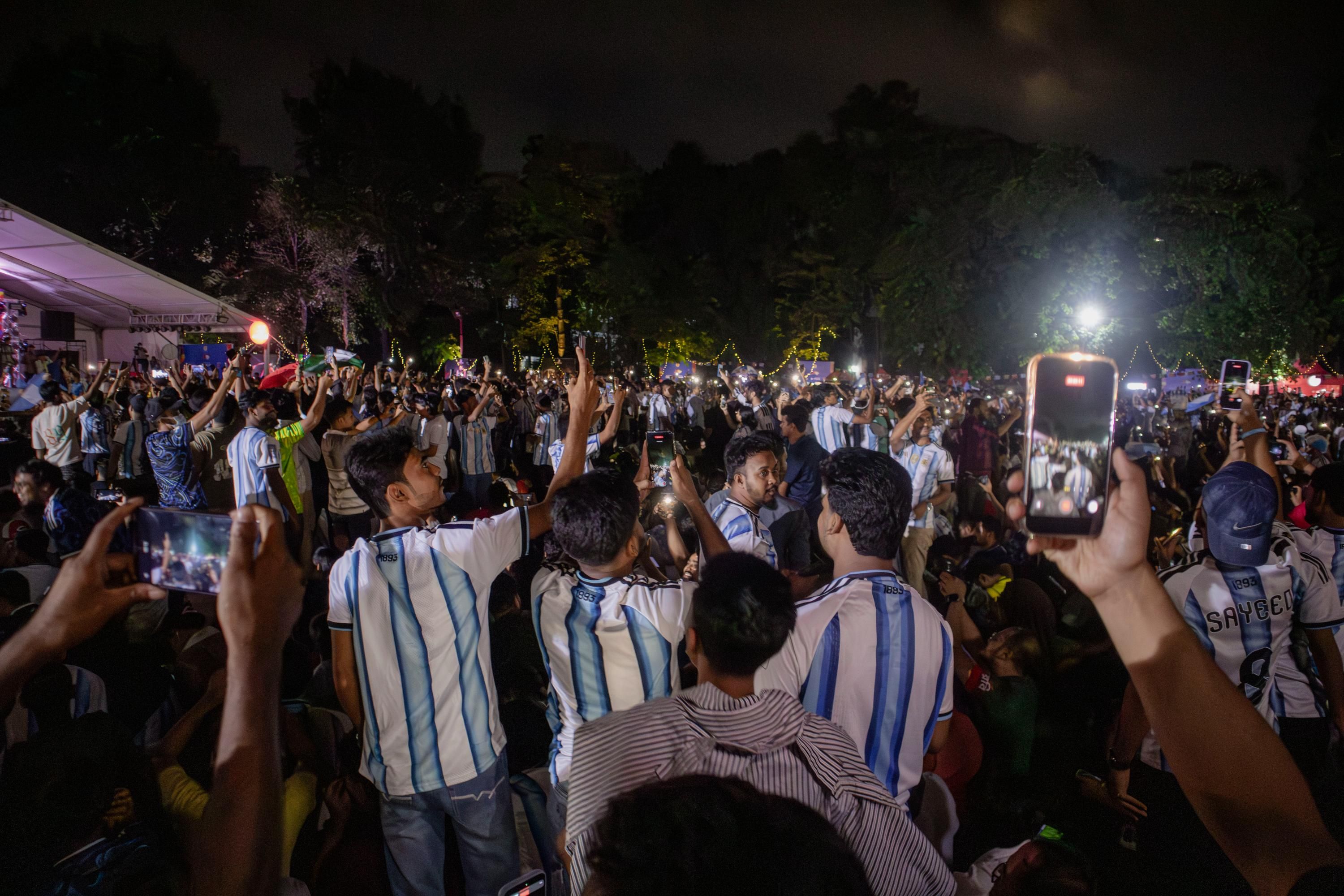 বিশ্বকাপ ফাইনালে ভাঙলো মিলনমেলা