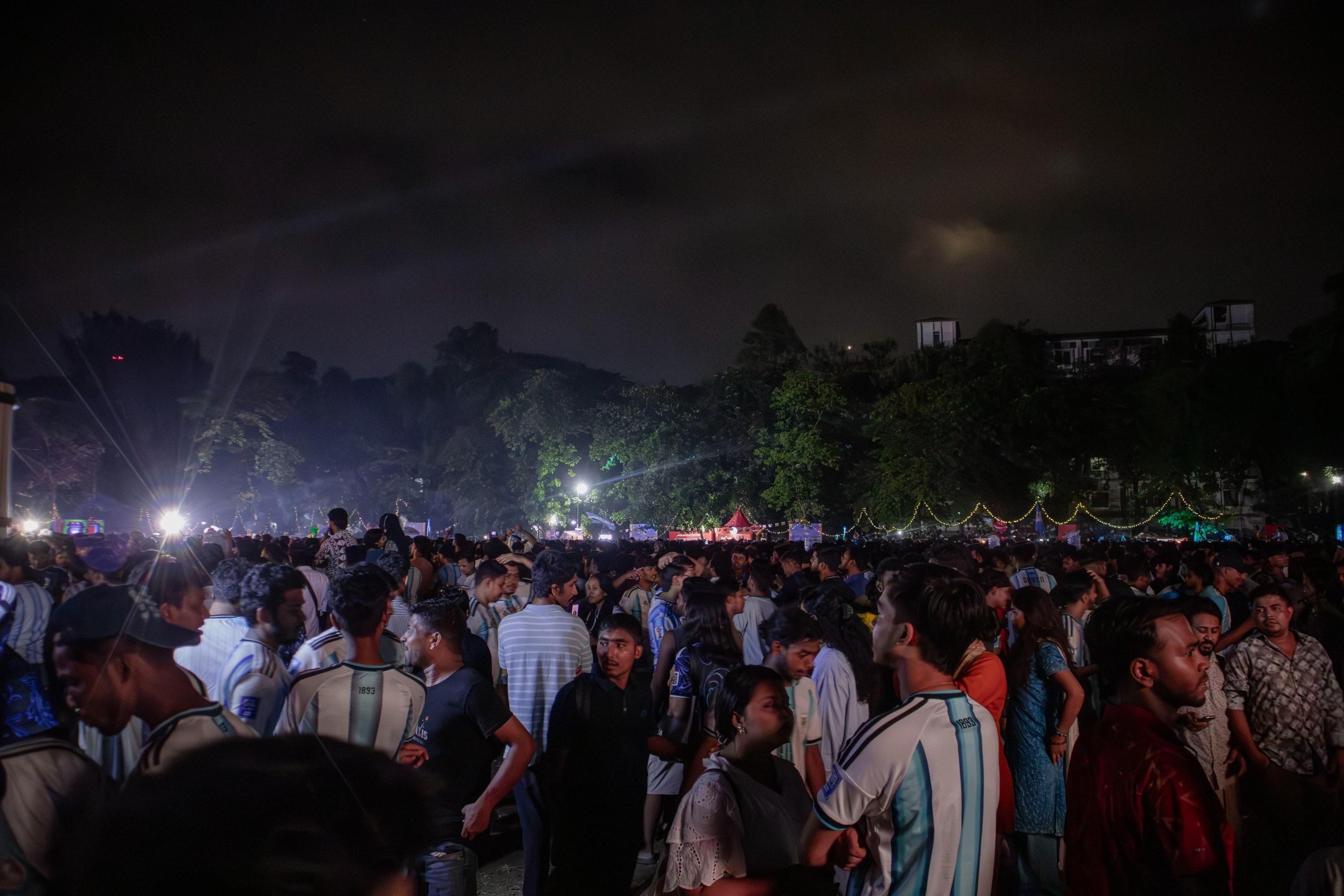 বিশ্বকাপ ফাইনালে ভাঙলো মিলনমেলা