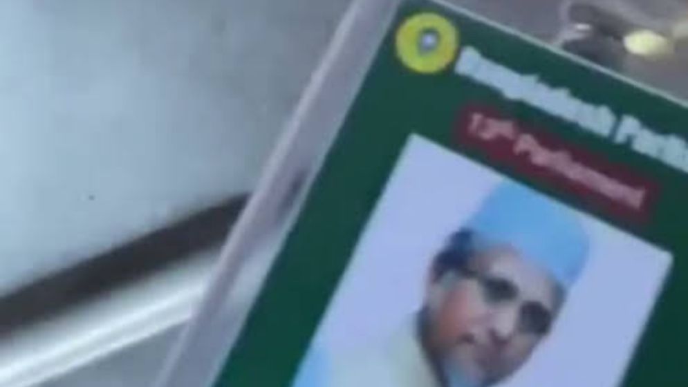 ঐ অসহায় কিশোরীর মুখই বাংলাদেশ