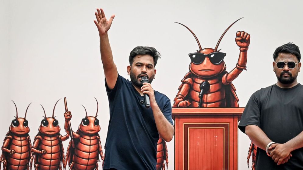 আরশোলার কাছে হার মানল সিংহাসন
