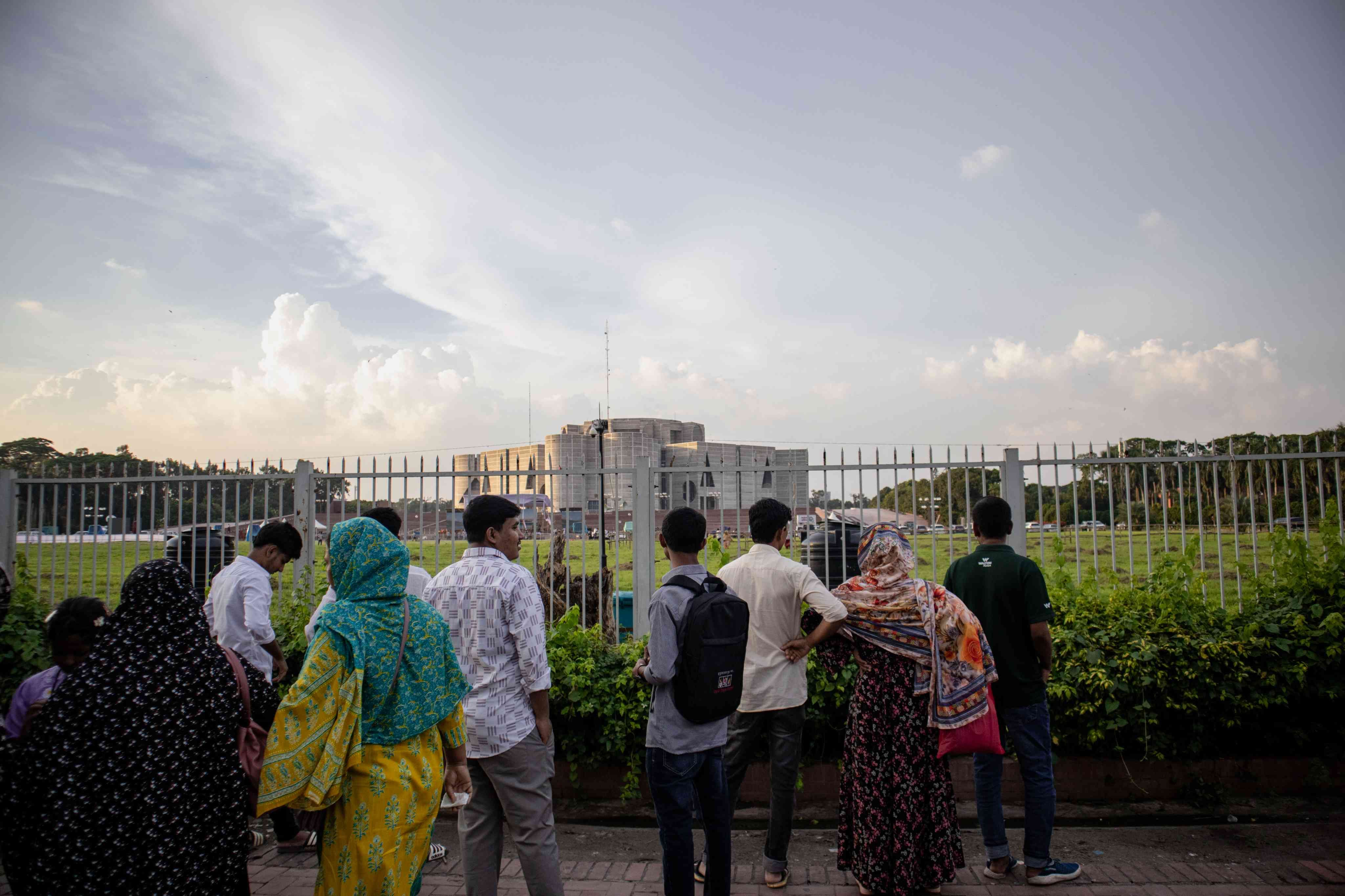 জাতীয় সংসদ ভবন ঘিরে বিচিত্র আয়োজন