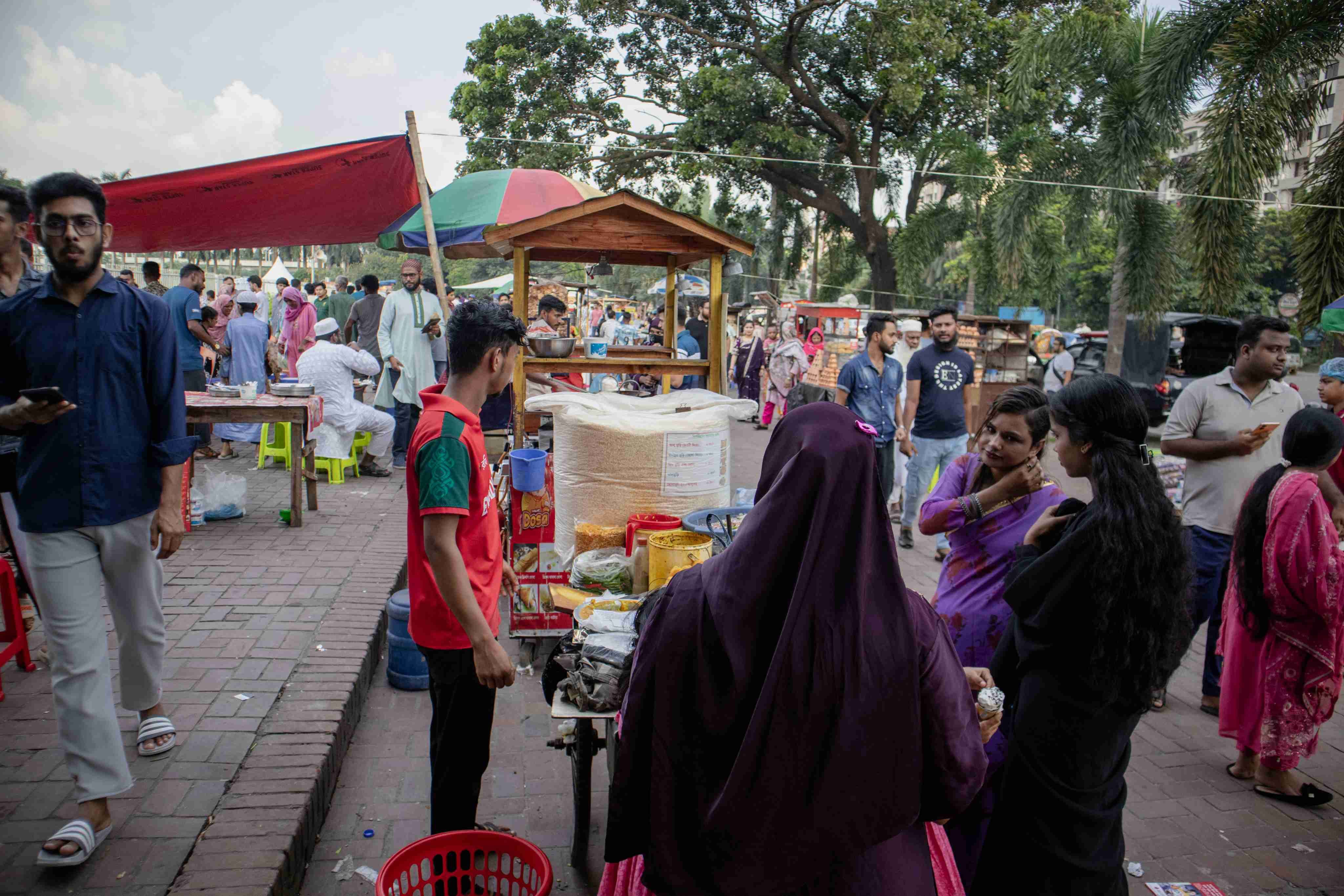 জাতীয় সংসদ ভবন ঘিরে বিচিত্র আয়োজন