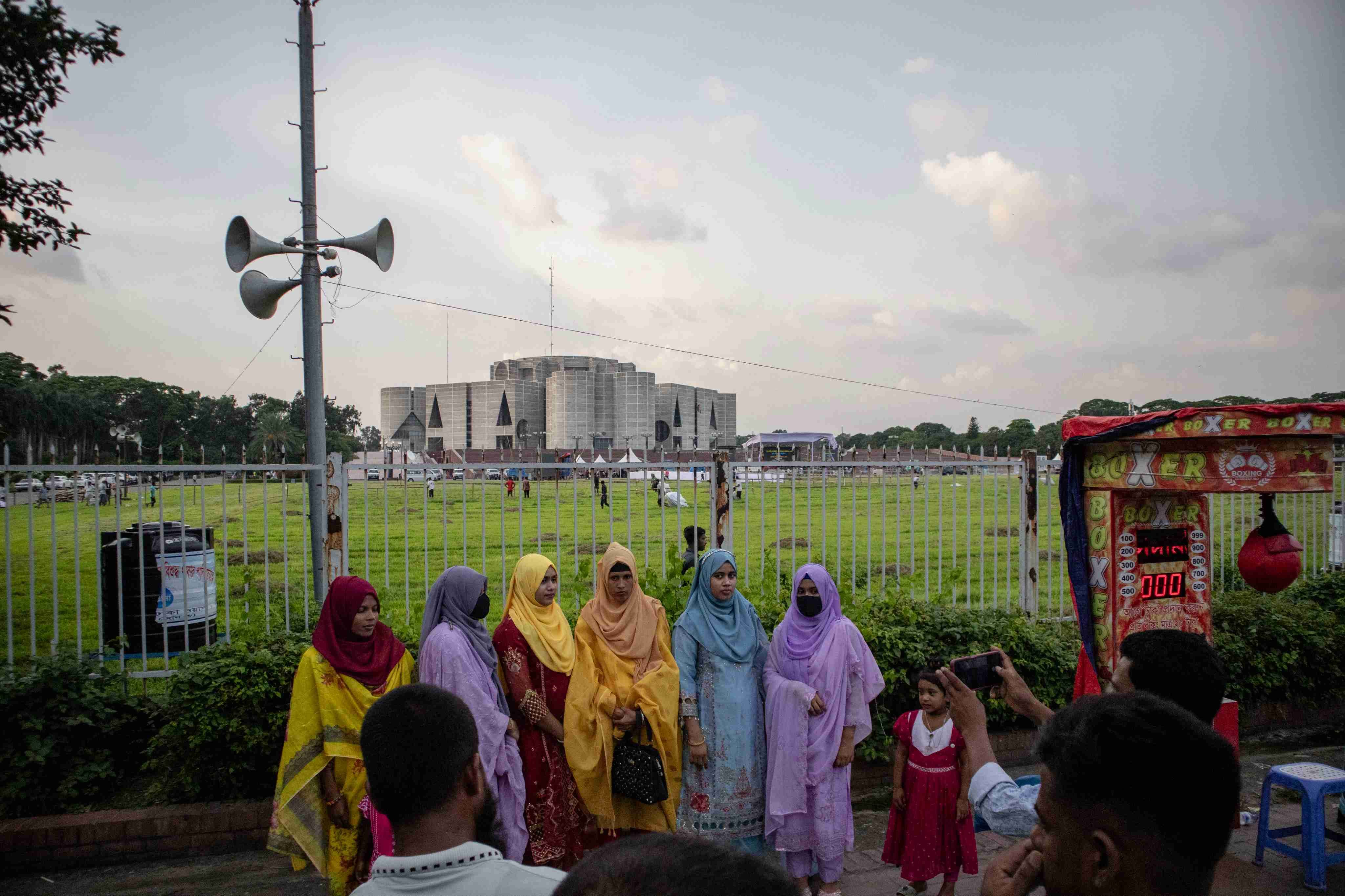 জাতীয় সংসদ ভবন ঘিরে বিচিত্র আয়োজন