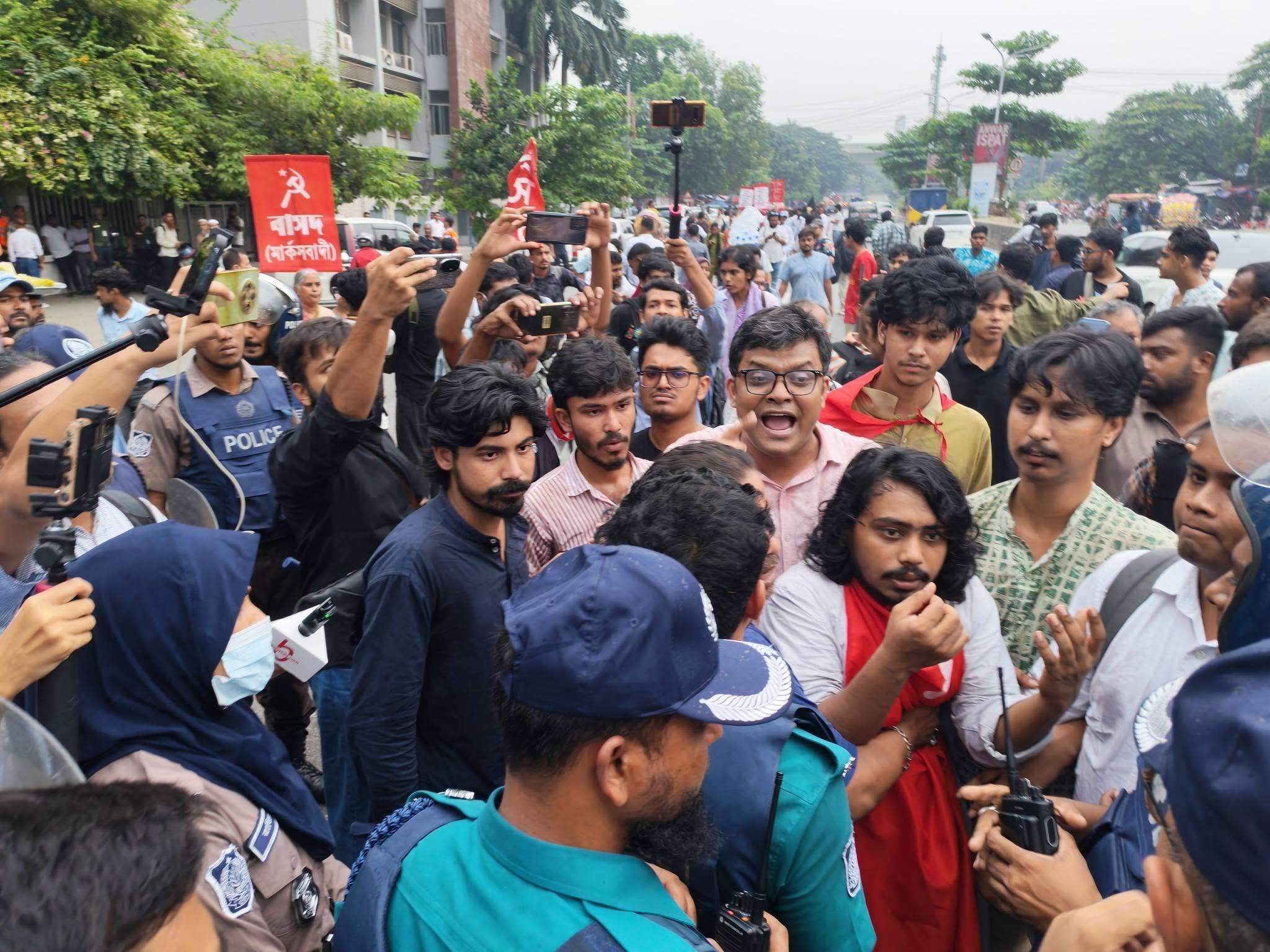 চট্টগ্রাম বন্দরের নিউমুরিং টার্মিনাল ডিপি ওয়ার্ল্ডকে দেওয়ার প্রতিবাদে রাজধানীতে বিক্ষোভে পুলিশের লাঠিপেটা
